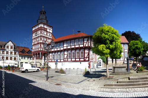Rathaus in Treffurt Thüringen, Werra, historisches Rathaus mit grünem Baum