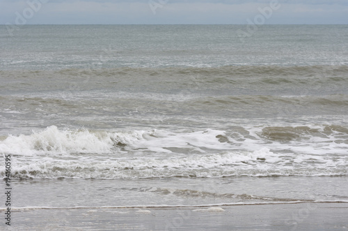 Wellengang an einem italienischen Strand.