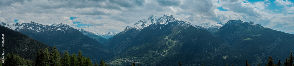 Obraz premium carreteras de altura en puertos de los alpes