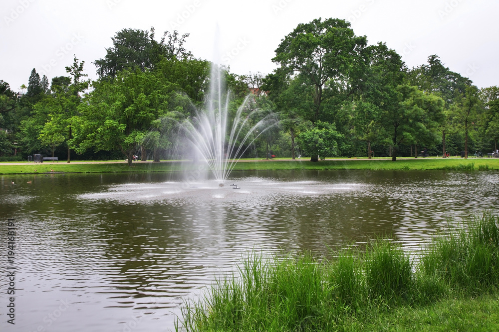 Naklejka premium Fountain at Vondelpark in Amsterdam. Netherlands
