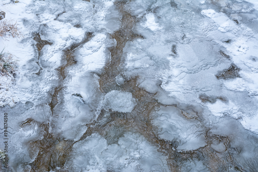 Fototapeta premium Eis - Eisbildung im Wasser im Winter im Bach