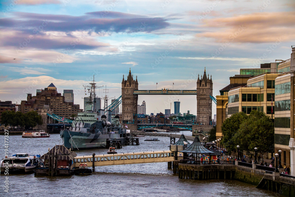Fototapeta premium London, England Sehenswürdigkeiten Tower Bridge Themse der Stadt bei sonnigem Wetter Panorama