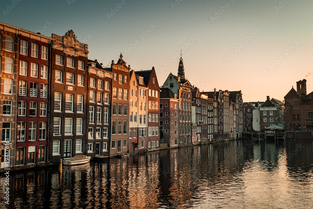 Häuser spiegeln sich in den Krachten von Amsterdam