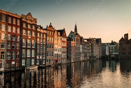 Häuser spiegeln sich in den Krachten von Amsterdam © Ralf Punkenhofer