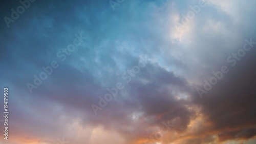 Timelaps d'un ciel au couché du soleil photo