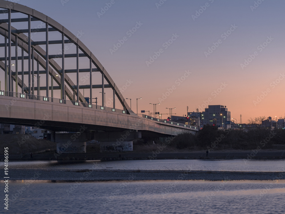 Naklejka premium 夕暮れの空と橋