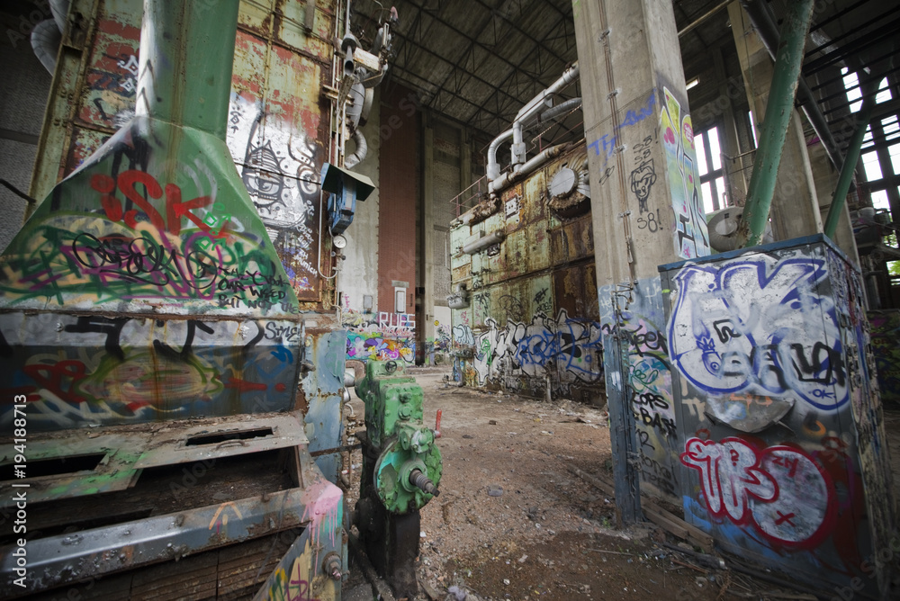 Graffiti in einer alten Fabrik