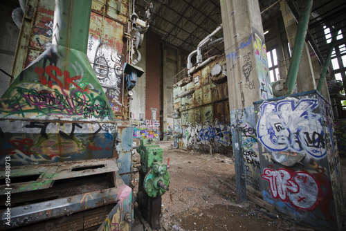 Graffiti in einer alten Fabrik