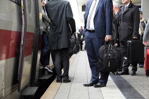 Pendler am Bahnhof photo