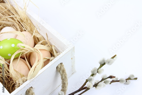 Dekoracja na Wielkanoc - niemalowane jajka i drewniana skrzynka - białe tło © Cezzar