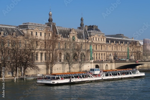 Paris, Palais du Louvre avec un bateau mouche sur la Seine (France)