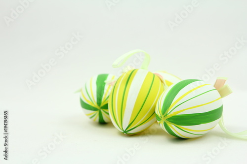Wielkanoc - Kolorowe pisanki - białe tło