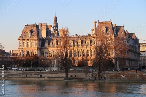 Vue sur l’Hôtel de ville de Paris depuis la Seine (France)