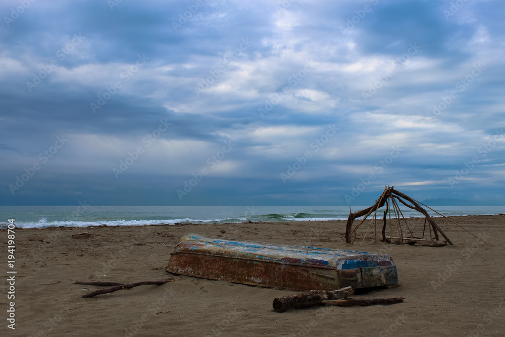 barca abbandonata in un giorno di tempesta