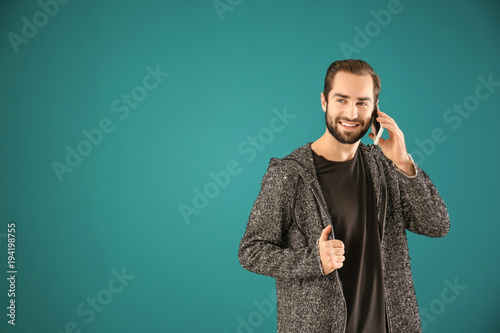 Handsome stylish man talkin...