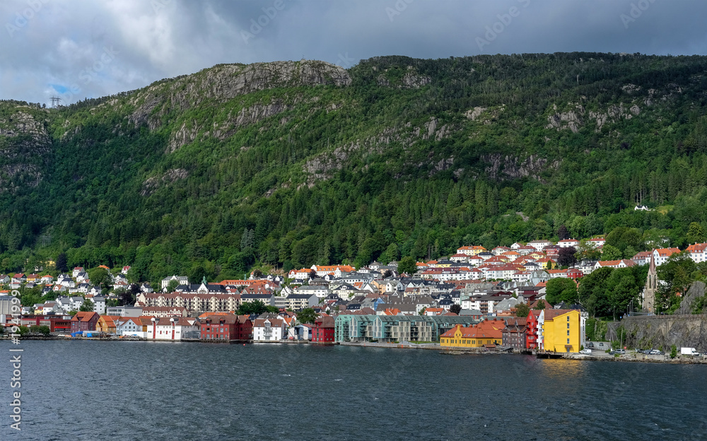 Stadt Bergen in Norwegen - Panorama Ansicht vom Fjord aus mit typischem Himmel