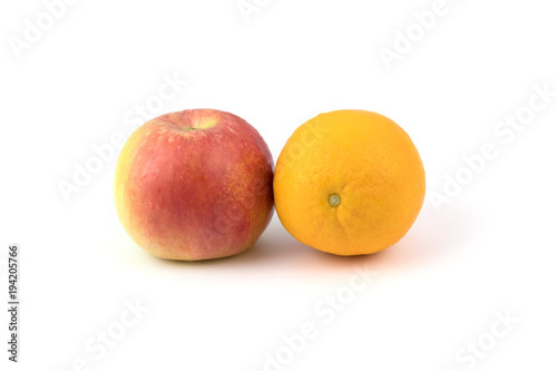 Апельсин и яблоко