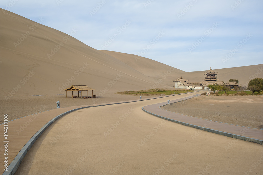 Φωτογραφία A road to the Cresent Spring and Mingyue pavilion, Dunhuang, Gansu of China