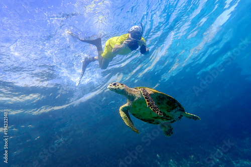 Canvas Print Man snorkeling with sea turtle in the tropical water of Maldives