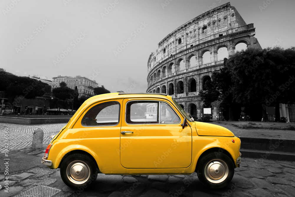 Naklejka premium Retro samochód na tle Colosseum w Rzym Włochy
