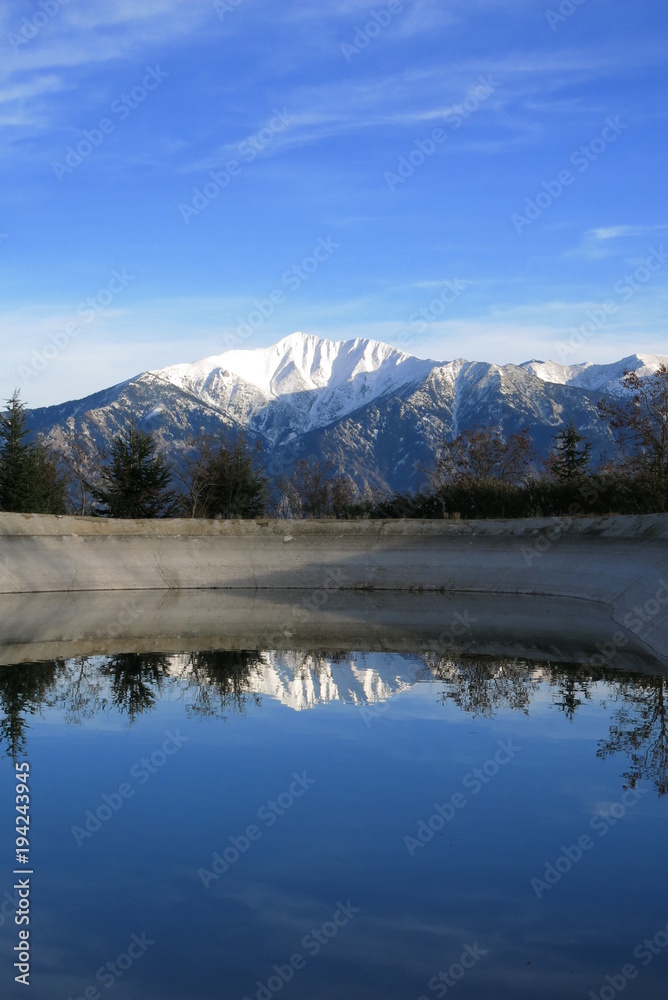 Reflet de montagne en neige dans le lac
