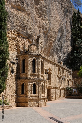 Detalle de la fachada del Santuario de Calasparra