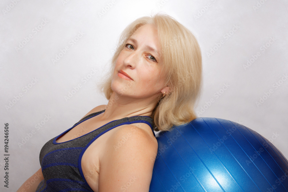 The woman performs a physical exercise to reduce weight The woman performs a physical exercise to reduce weight