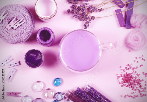 предметы лавандового цвета на фиолетовом фоне 