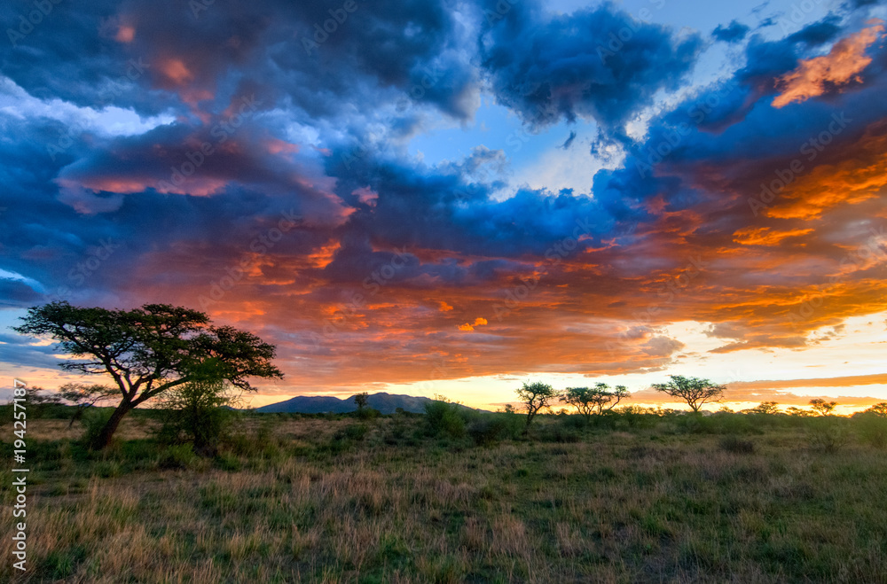 Sonnenuntergang in der Nähe von Windhoek, Afrika