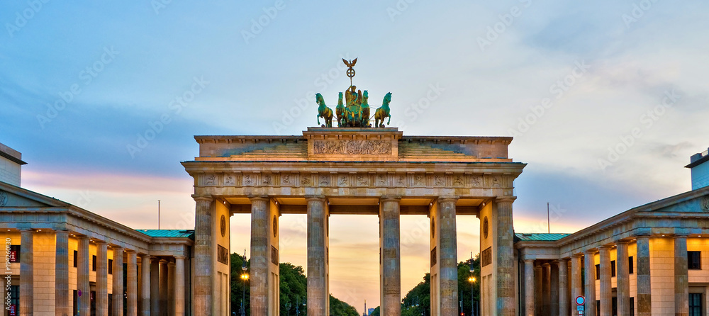 Obraz premium Brama Brandenburska oświetlona o zachodzie słońca, Berlin, Niemcy