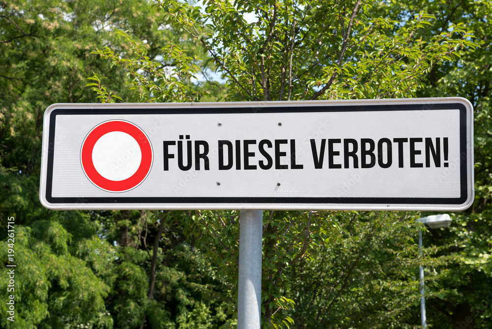 Ein Schild Verbot für Diesel Fahrzeuge
