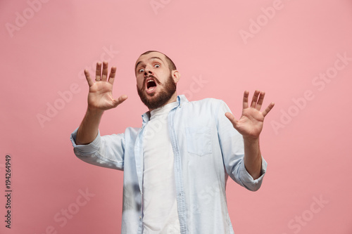 Fotografía Portrait of the scared man on pink