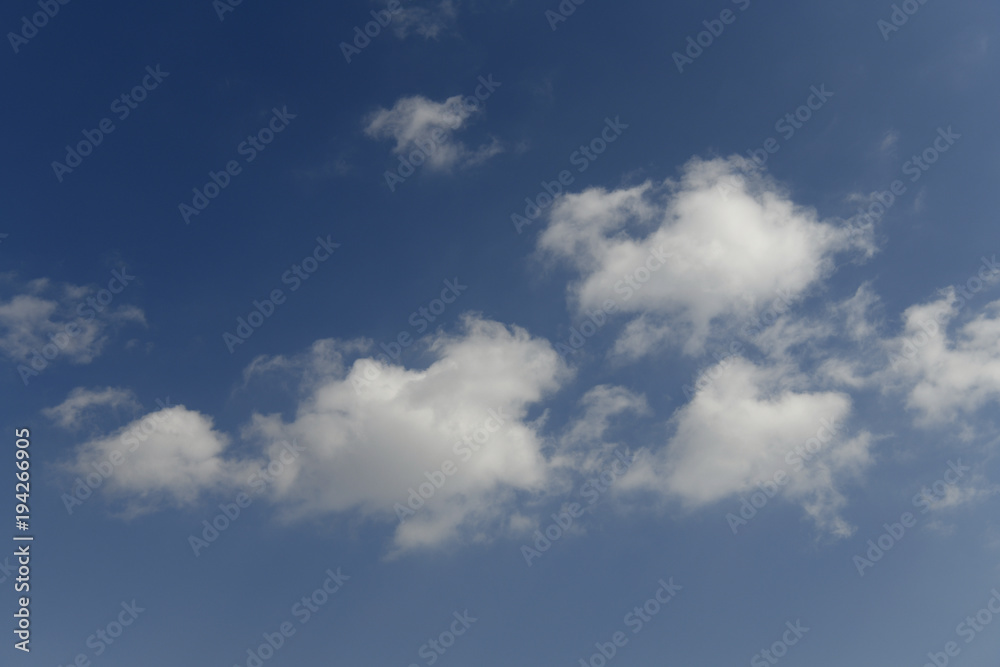 Obraz premium 青空と雲「空想・雲のモンスターたち」ほのぼのと、静かに移動する、自由などのイメージ