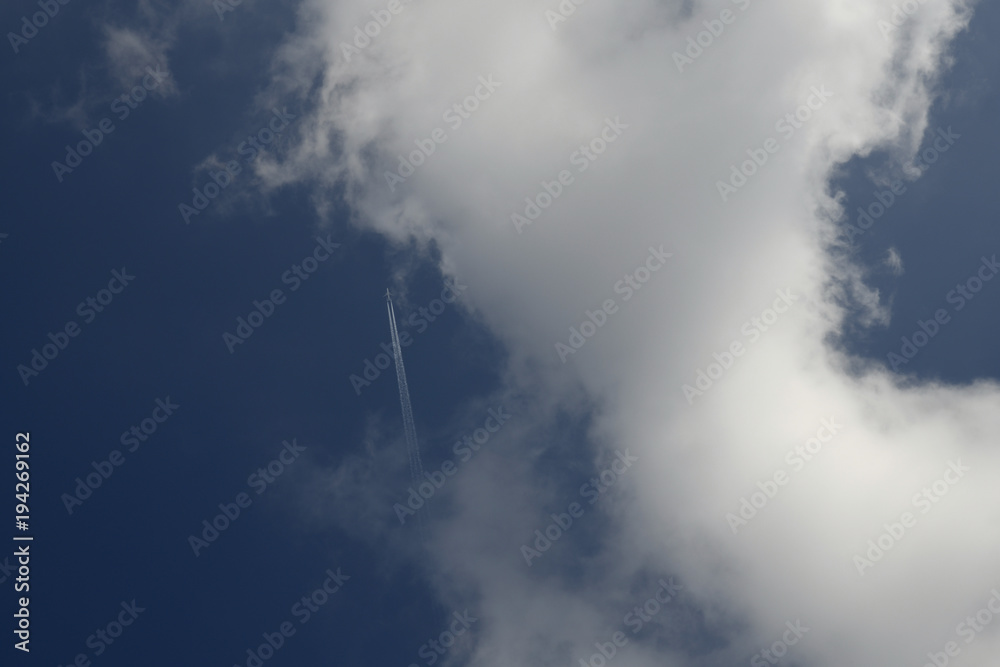 美しい飛行機雲と青空と雲「雲の風景」人生の現実に立ち向かう、堂々と、果敢になどのイメージ