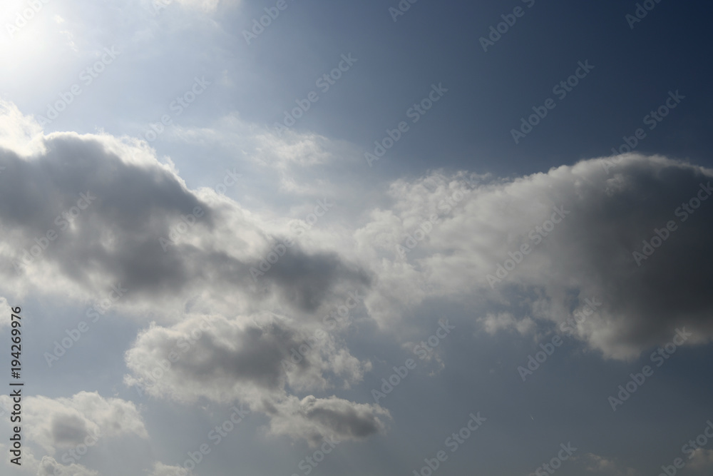  青空と雲「空想・雲のモンスターたち(白と灰色のモンスターのイメージなど）」ご対面、母子と父親、どこに行きたい？、対峙、落ち合うなどのイメージ
