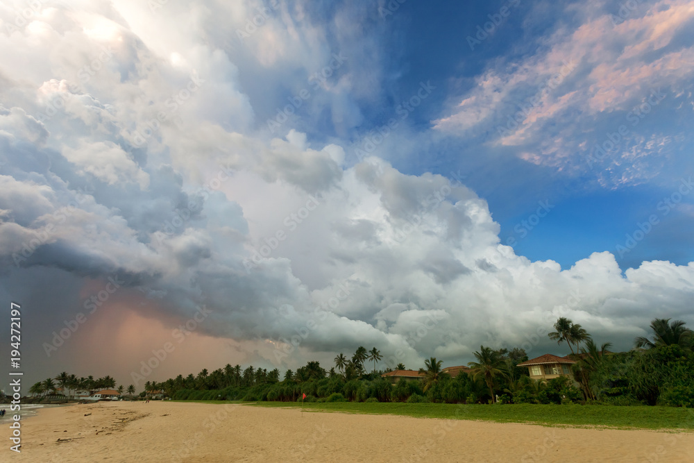 Obraz premium Ahungalla Beach, Sri Lanka - Huge clouds and various light during sunset at the beach of Ahungalla