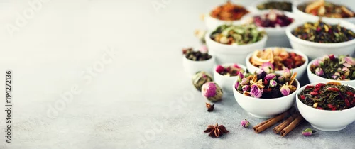 Panel kuchenny z motywem Assortment of dry tea in white bowls. Tea backgound: green, black, floral, herbal, mint, melissa, ginger, apple, rose, lime tree, fruits, orange, hibiscus, raspberry, cornflower, cranberry. Banner