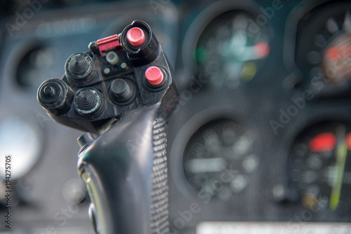 Cokpit d’helicoptere, commandes de vol