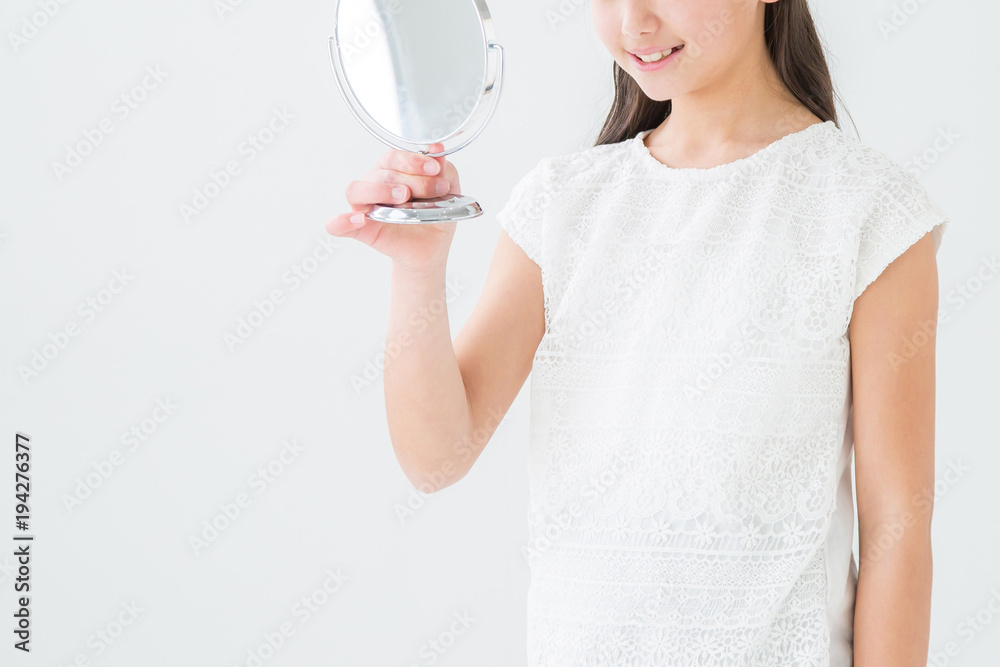 鏡を見る女の子(笑顔) 鏡を見る女の子(笑顔)