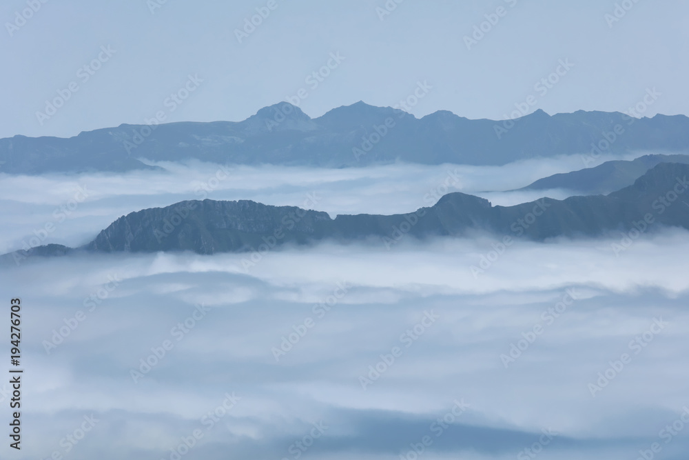 Berg und Tal im Nebel