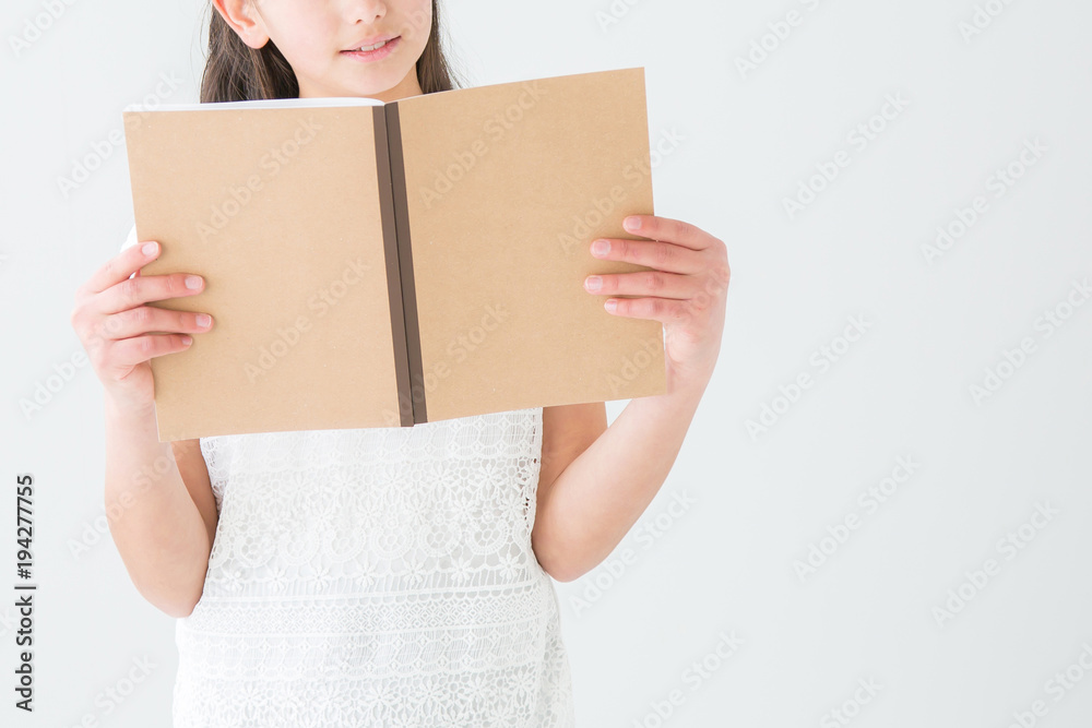 ノートを見る女の子 ノートを見る女の子