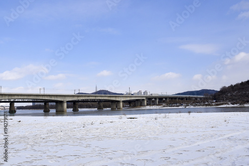 A view of the songhua river in winter，jilin city, China. © Qiao