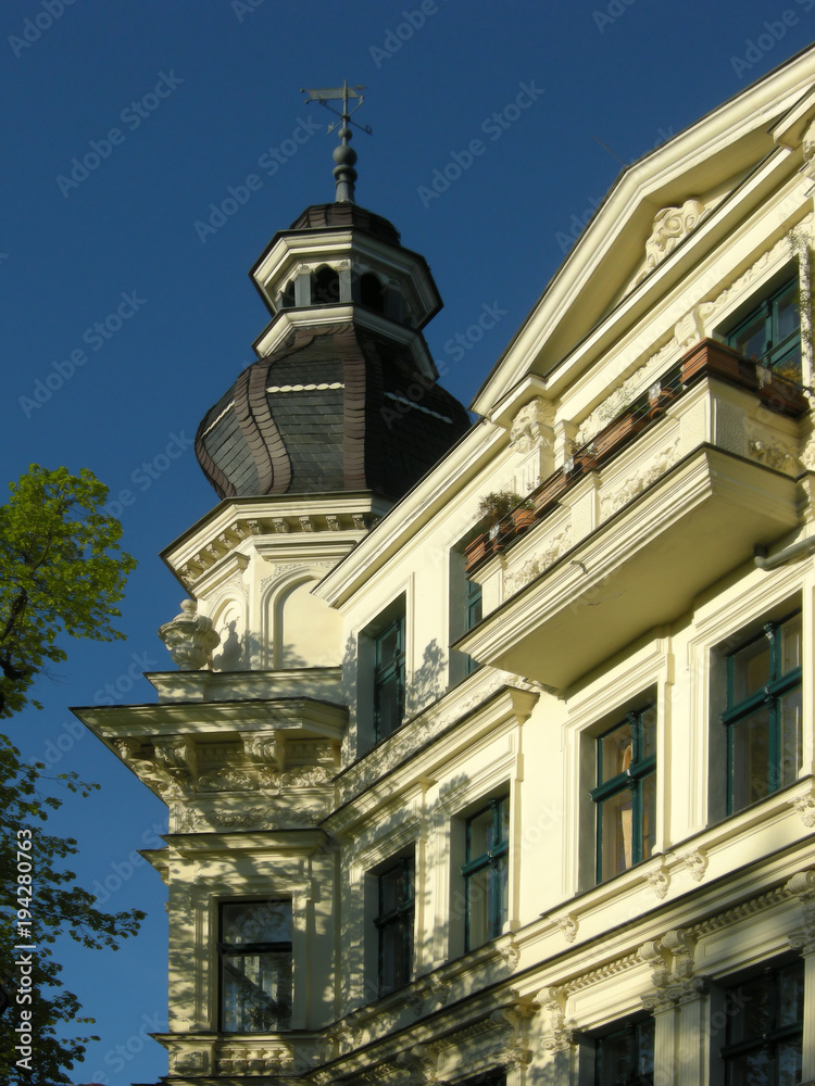 Sanierter Altbau mit Türmchen