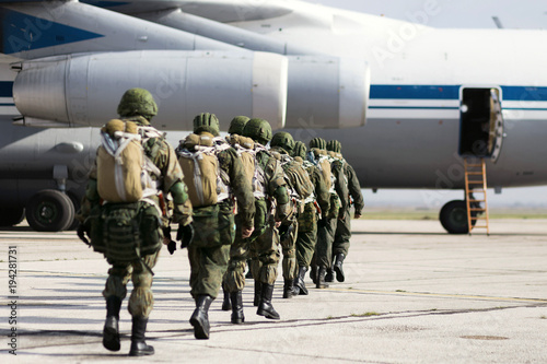 Bild auf Leinwand the paratroopers are on the plane