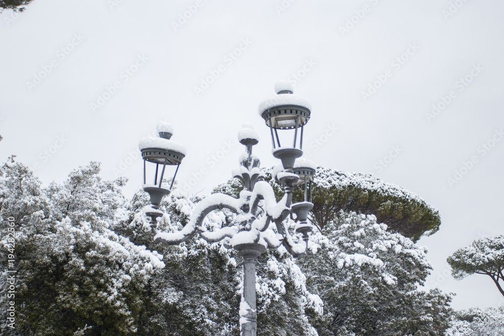 Lampione con neve Lampione con neve
