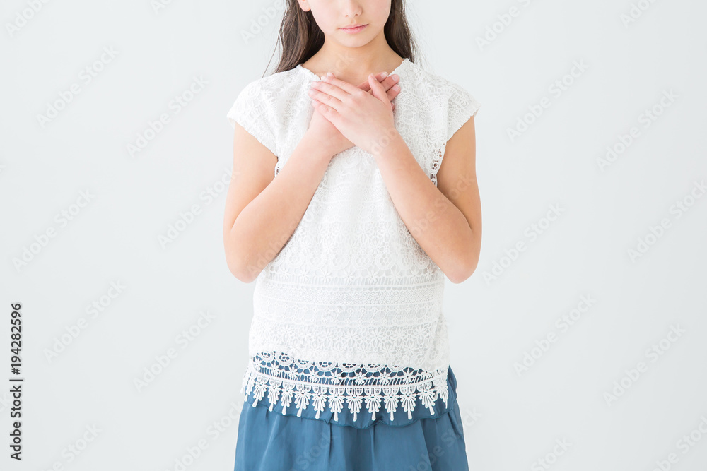 胸に手を当てる女の子 Stock Photo Adobe Stock 胸に手を当てる女の子 Stock Photo Adobe Stock
