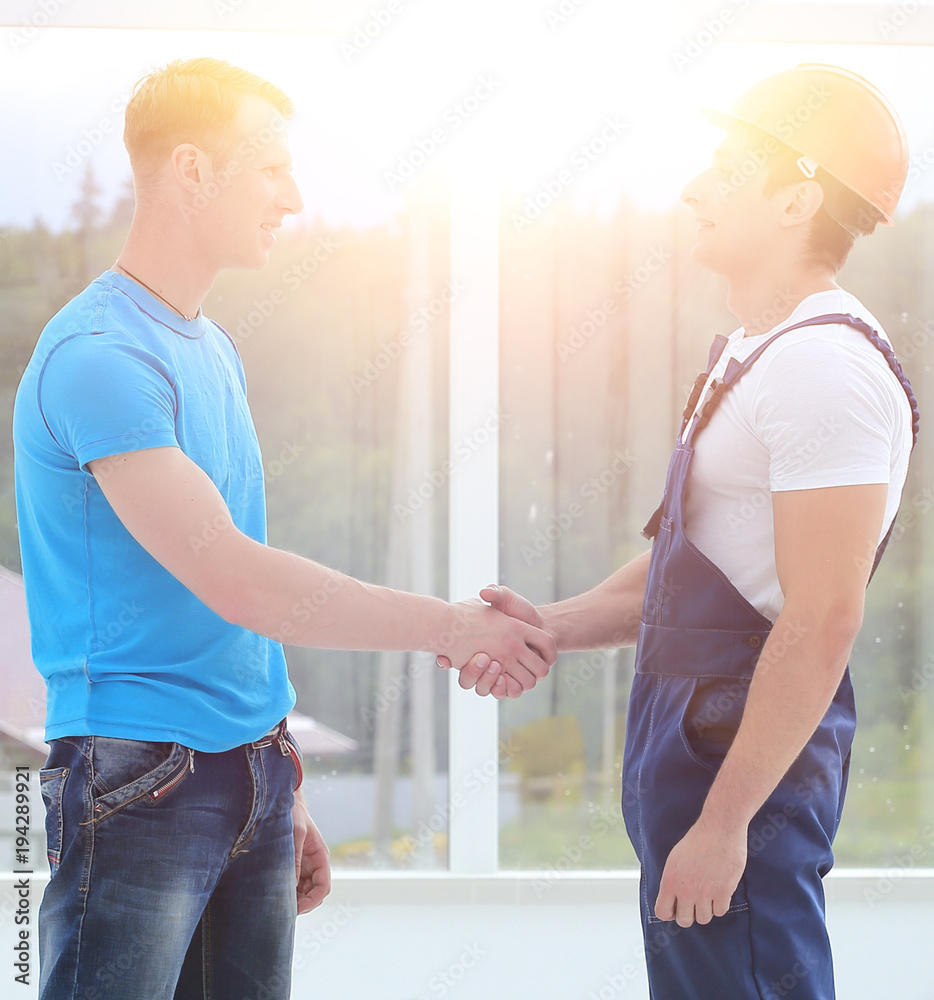 Obraz premium handshake between customer and foreman