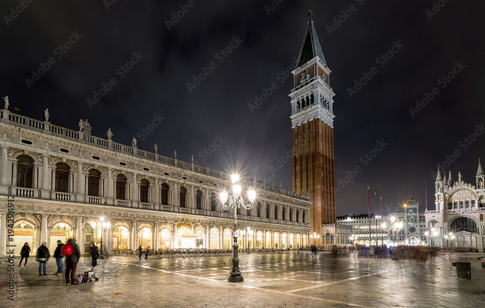 Naklejka premium Saint Mark's campanileat night in Venice