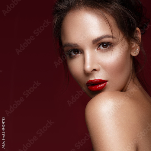 beautiful girl in Hollywood image with classic makeup and red lips. Beauty face. Photo taken in the studio.