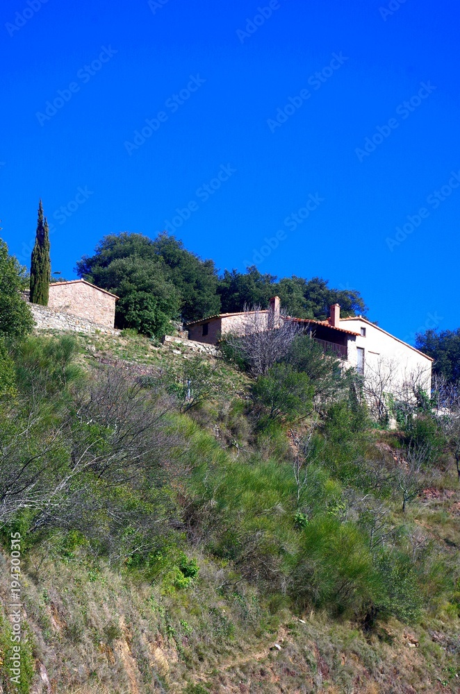 Fototapeta premium Maison du sud de la France et ciel bleu de lavande